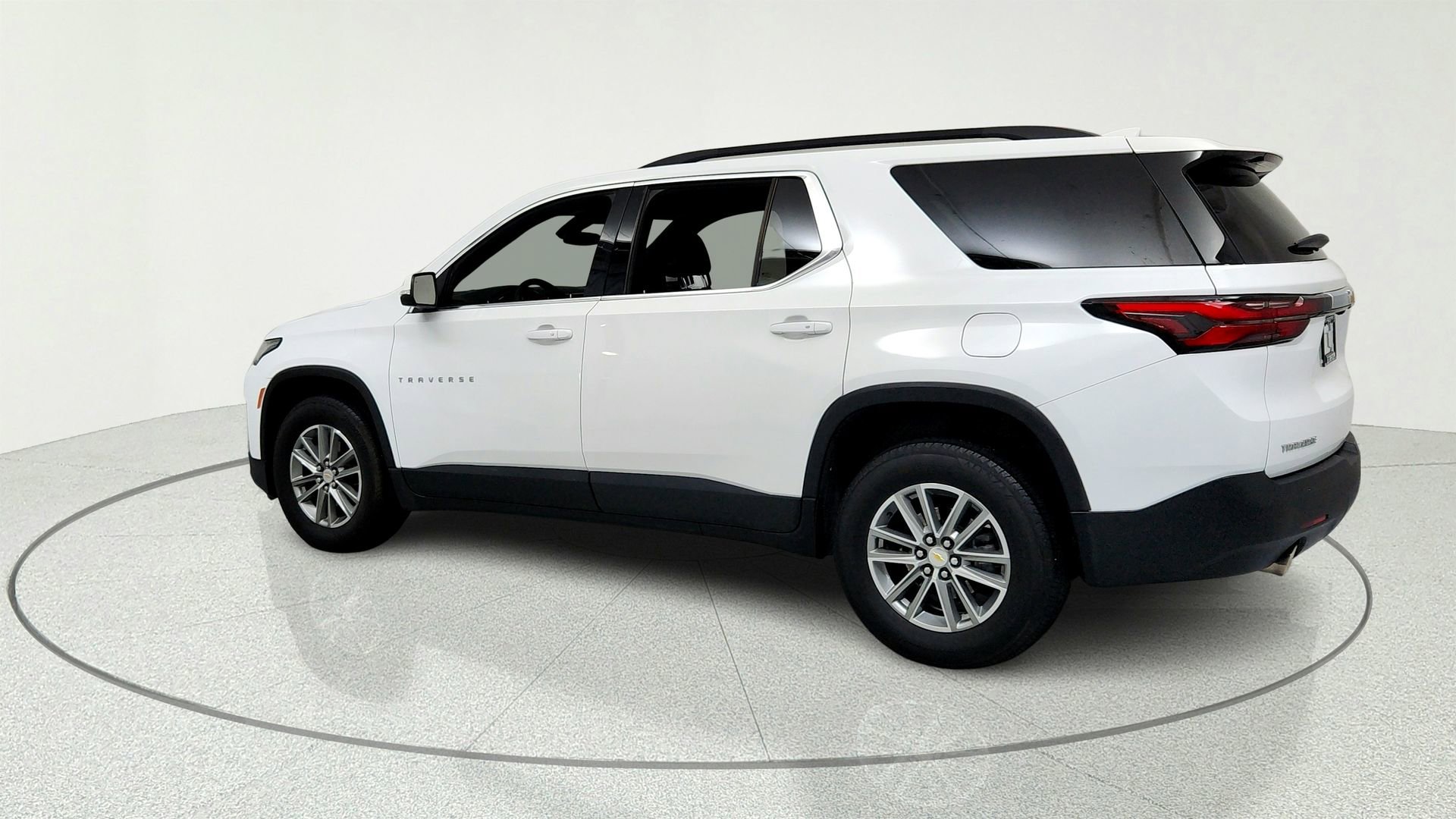 Used 2023 Chevrolet Traverse LT FWD image 3