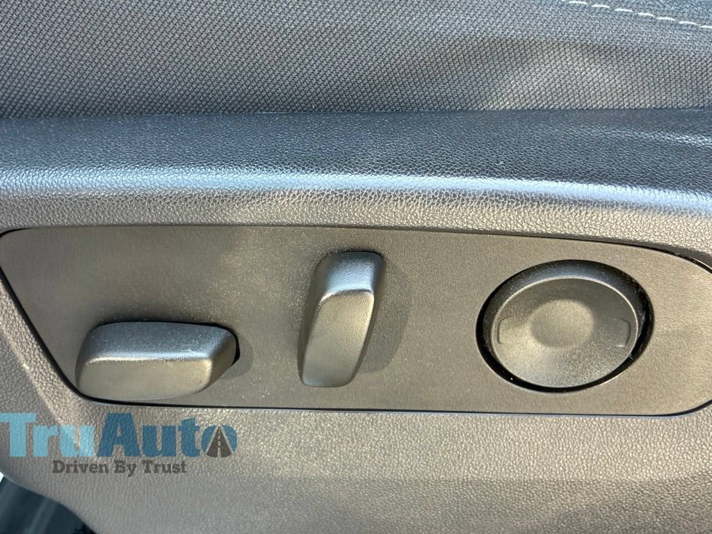 Used 2023 Chevrolet Silverado 1500 LT AWD/4WD image 25