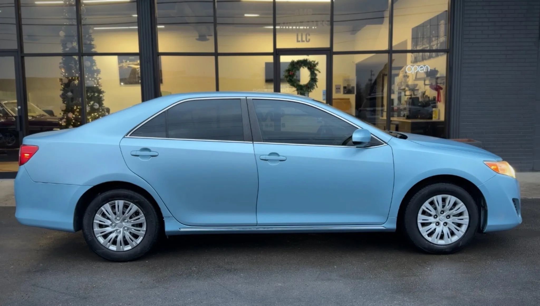 Used 2012 Toyota Camry LE image 2