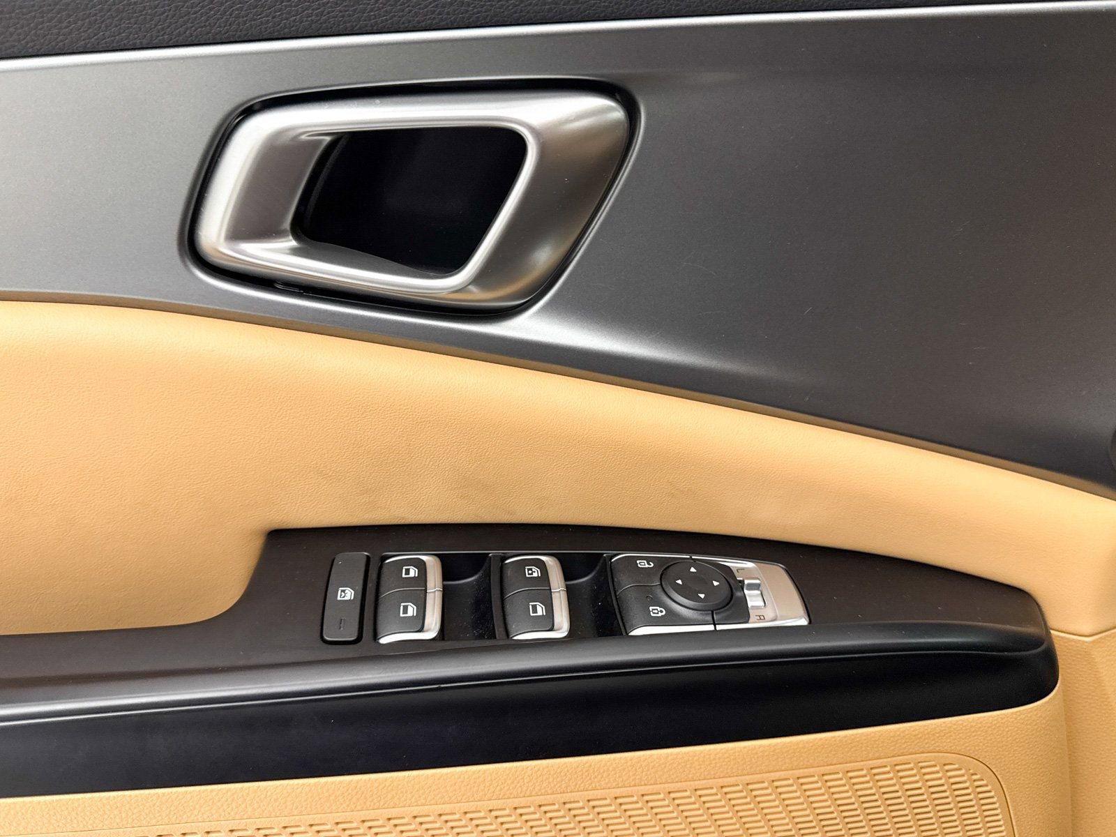 Used 2024 Kia Carnival LX image 27