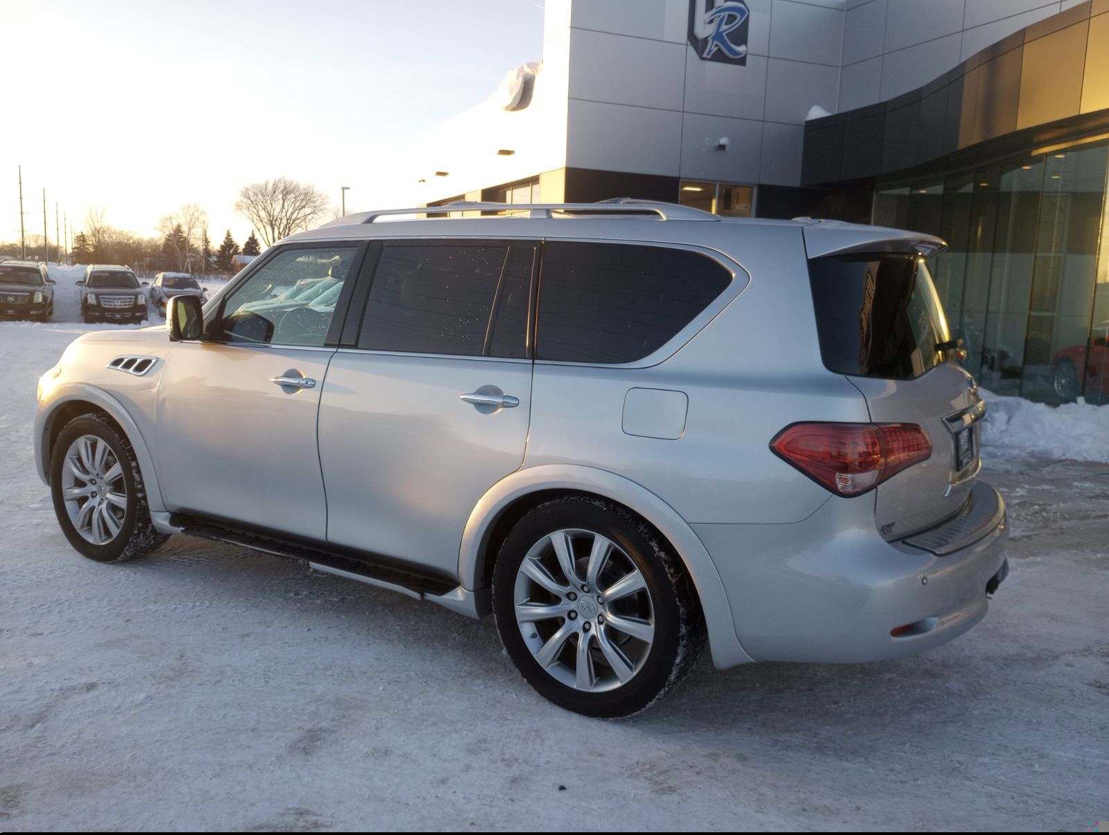Used 2011 INFINITI QX56 2WD w/ Deluxe Touring Pkg image 2
