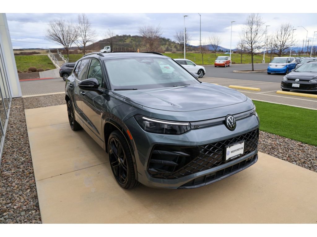 Used 2025 Volkswagen Tiguan SE R-Line image 3