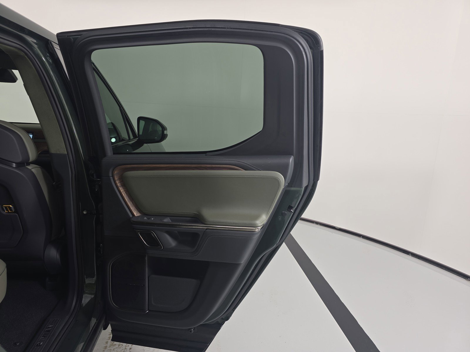 Used 2022 Rivian R1T Adventure image 19