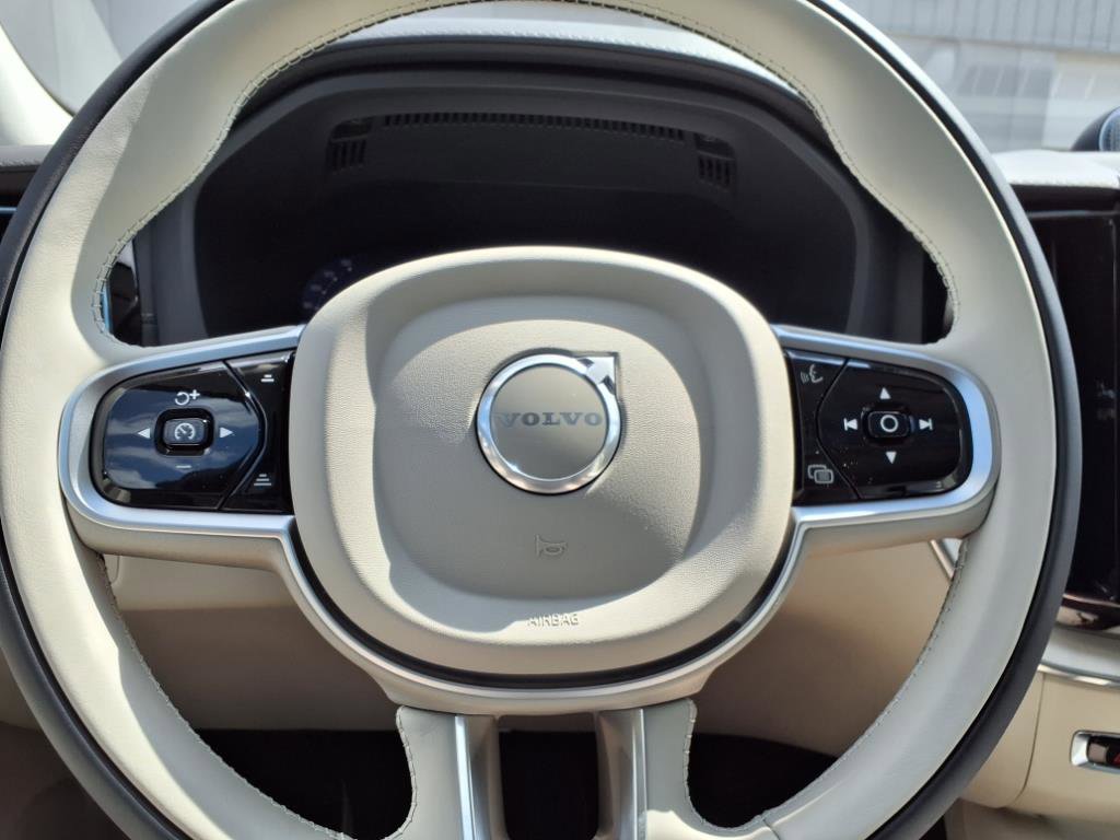 New 2026 Volvo XC60 T8 Ultra image 23