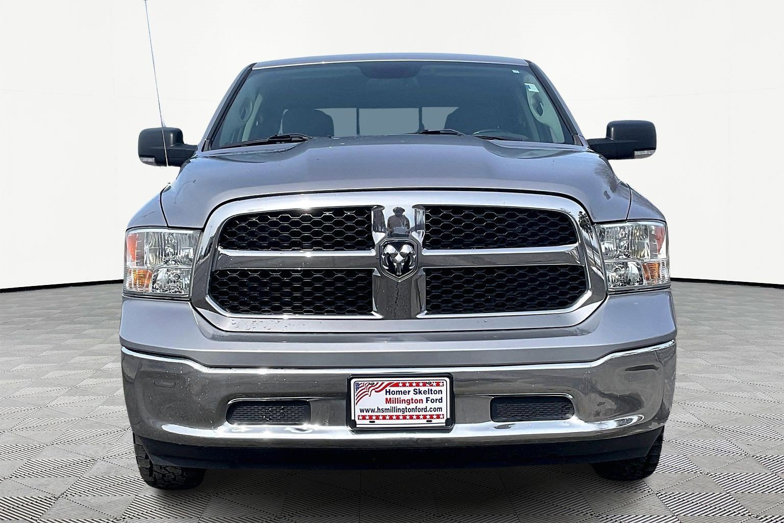 Used 2019 RAM 1500 Classic SLT w/ Luxury Group image 3