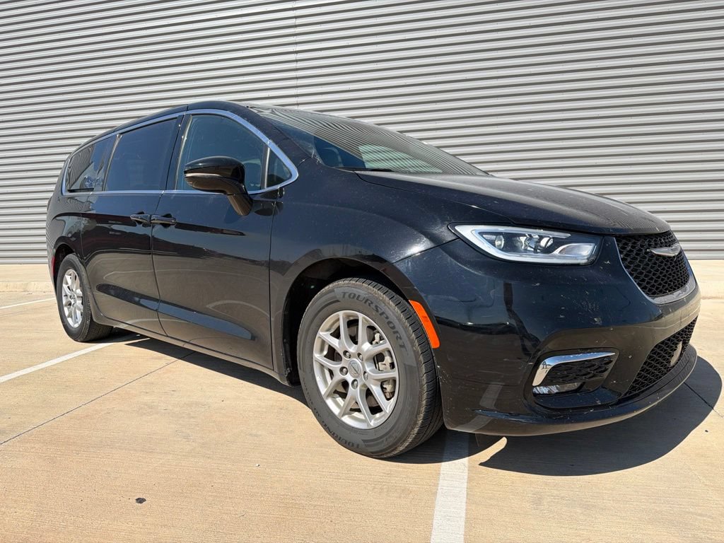 Used 2025 Chrysler Pacifica Select FWD image 1