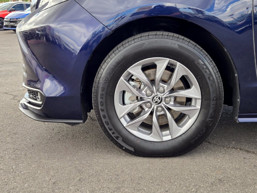 Used 2025 Toyota Sienna XLE FWD image 9