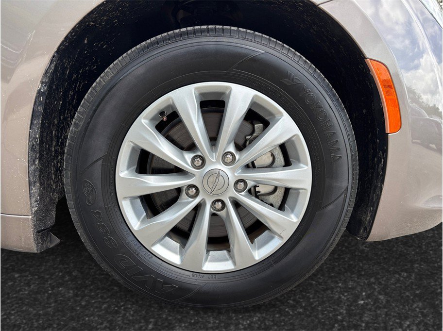 Used 2018 Chrysler Pacifica Touring-L FWD image 12