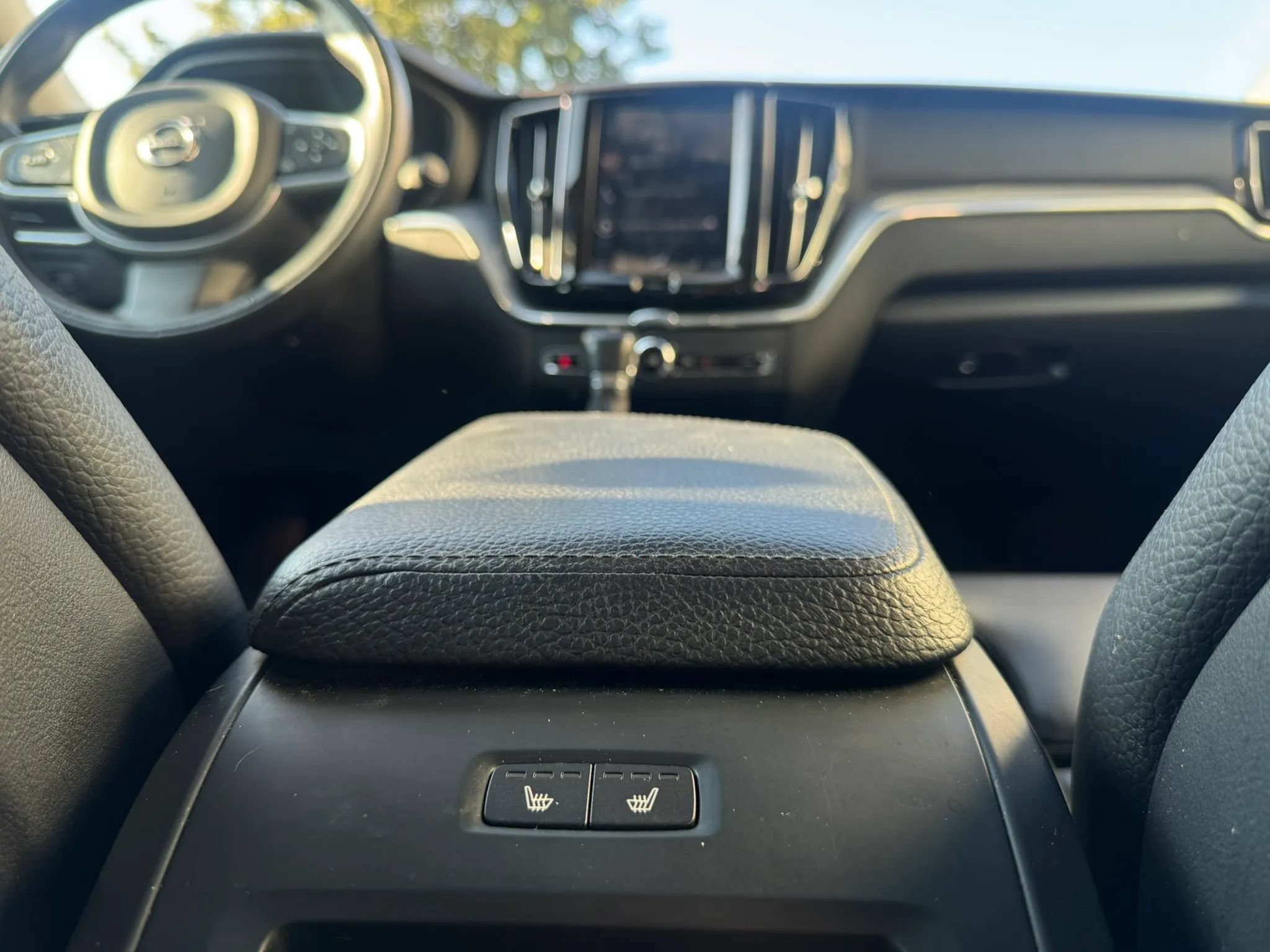 Used 2019 Volvo XC60 T5 Momentum w/ Multimedia Package AWD/4WD image 17