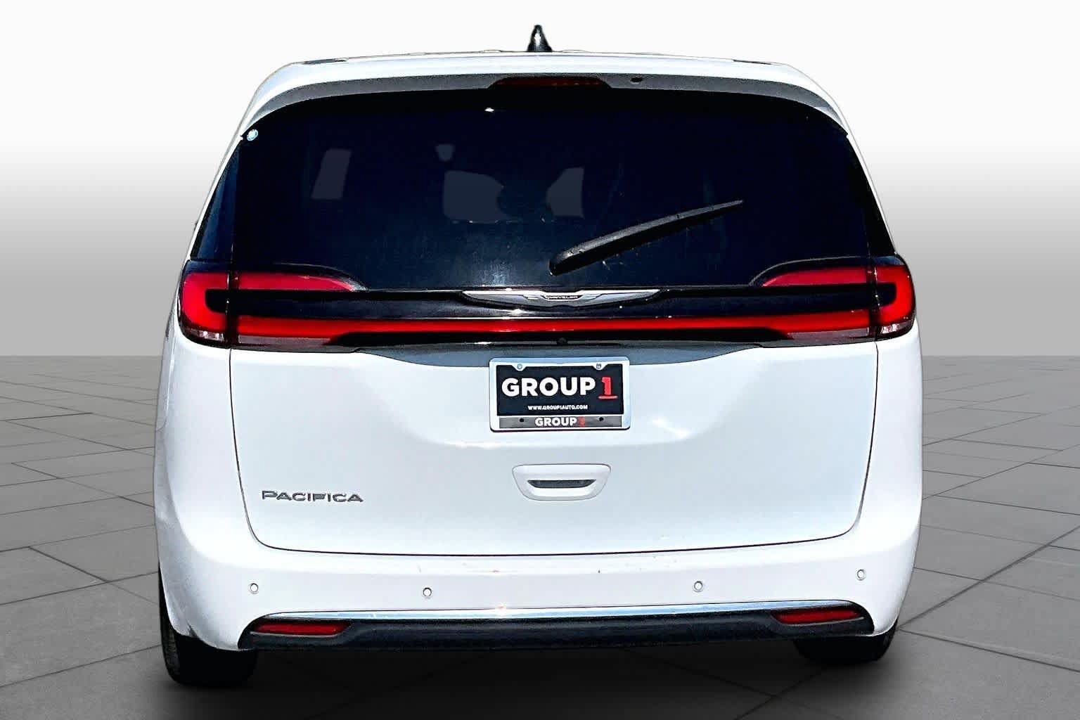 Used 2023 Chrysler Pacifica Touring-L FWD image 5