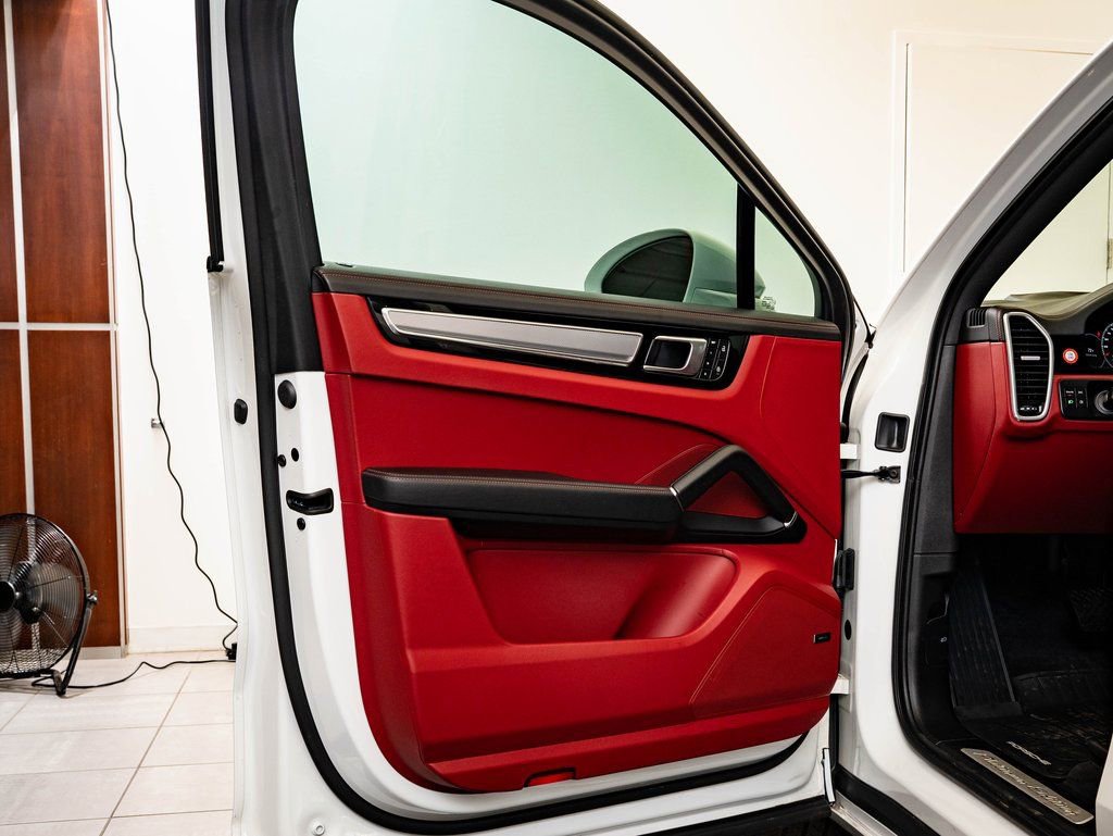 Certified 2023 Porsche Cayenne Platinum Edition image 25