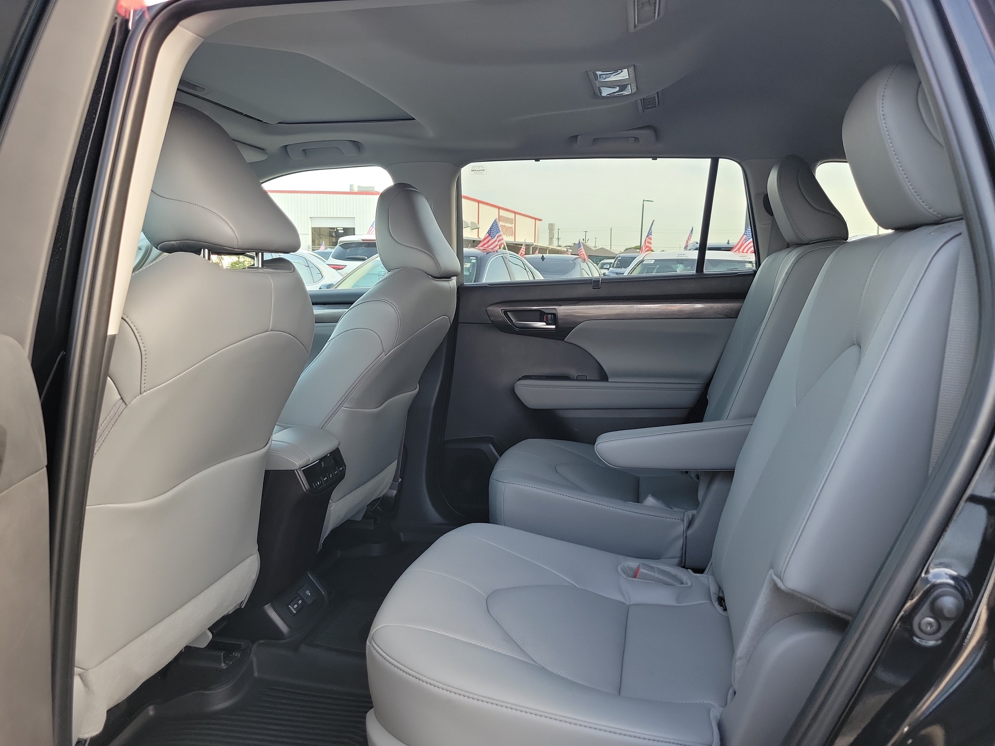 Used 2025 Toyota Highlander Limited FWD image 17