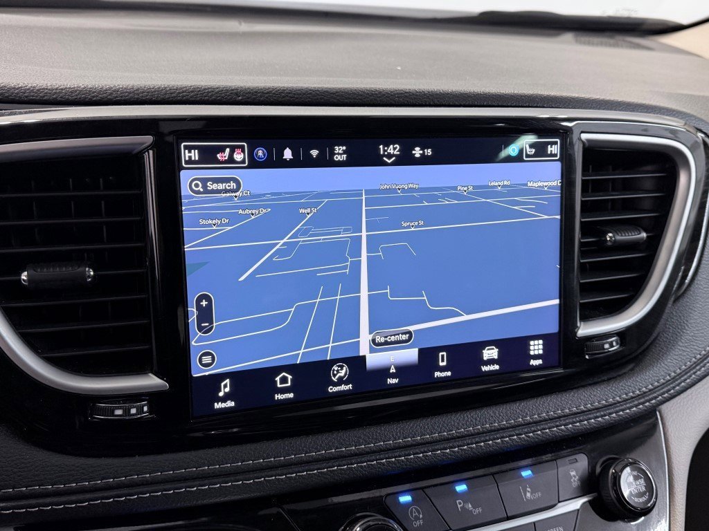 Used 2024 Chrysler Pacifica Limited image 24