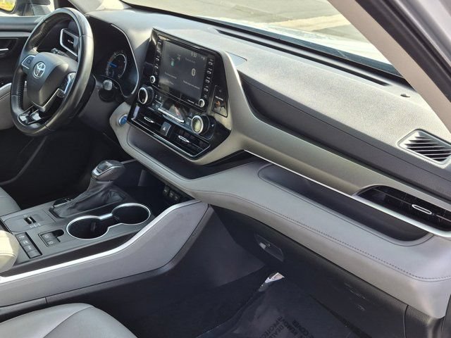 Used 2021 Toyota Highlander XLE AWD/4WD image 6