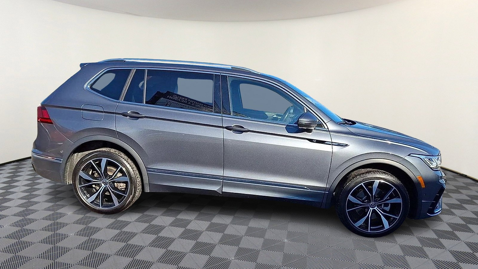 Used 2024 Volkswagen Tiguan SEL R-Line image 9