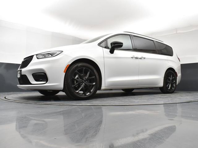 Used 2024 Chrysler Pacifica Limited w/ Uconnect Theater Family Group image 21