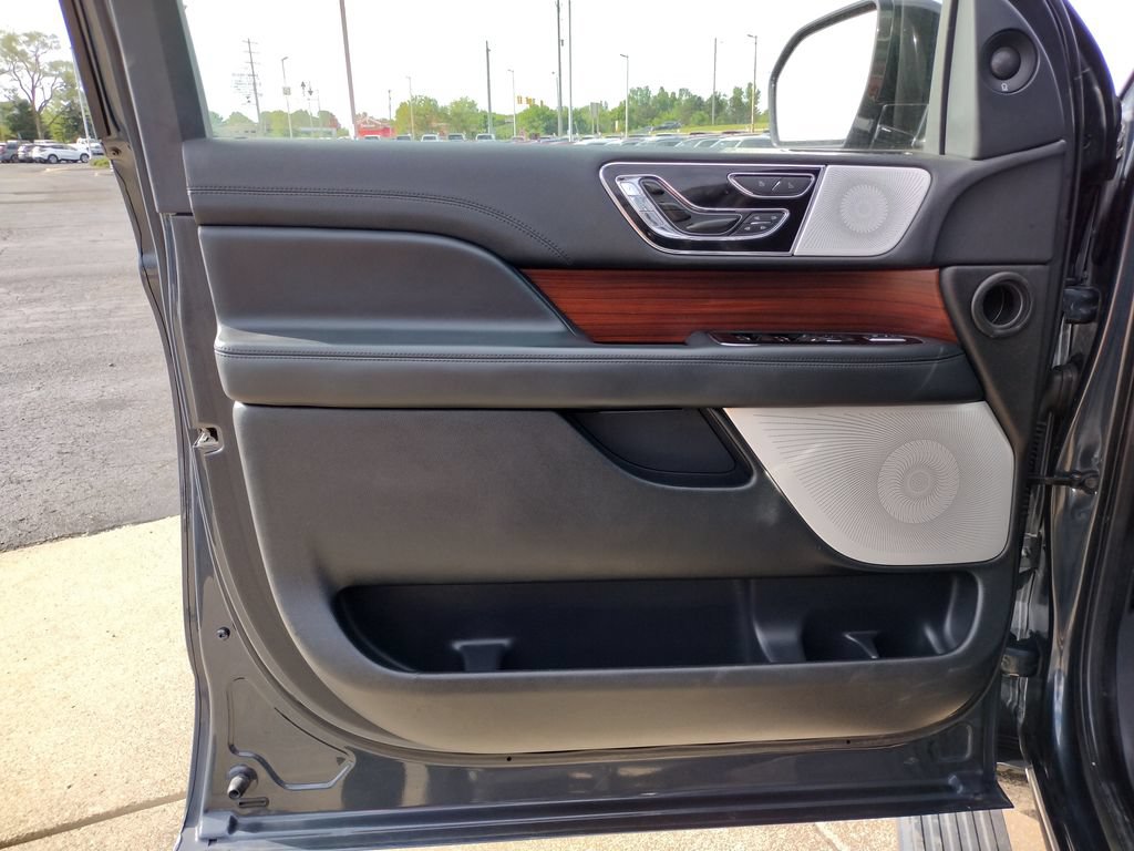 Used 2022 Lincoln Navigator Reserve AWD/4WD image 38