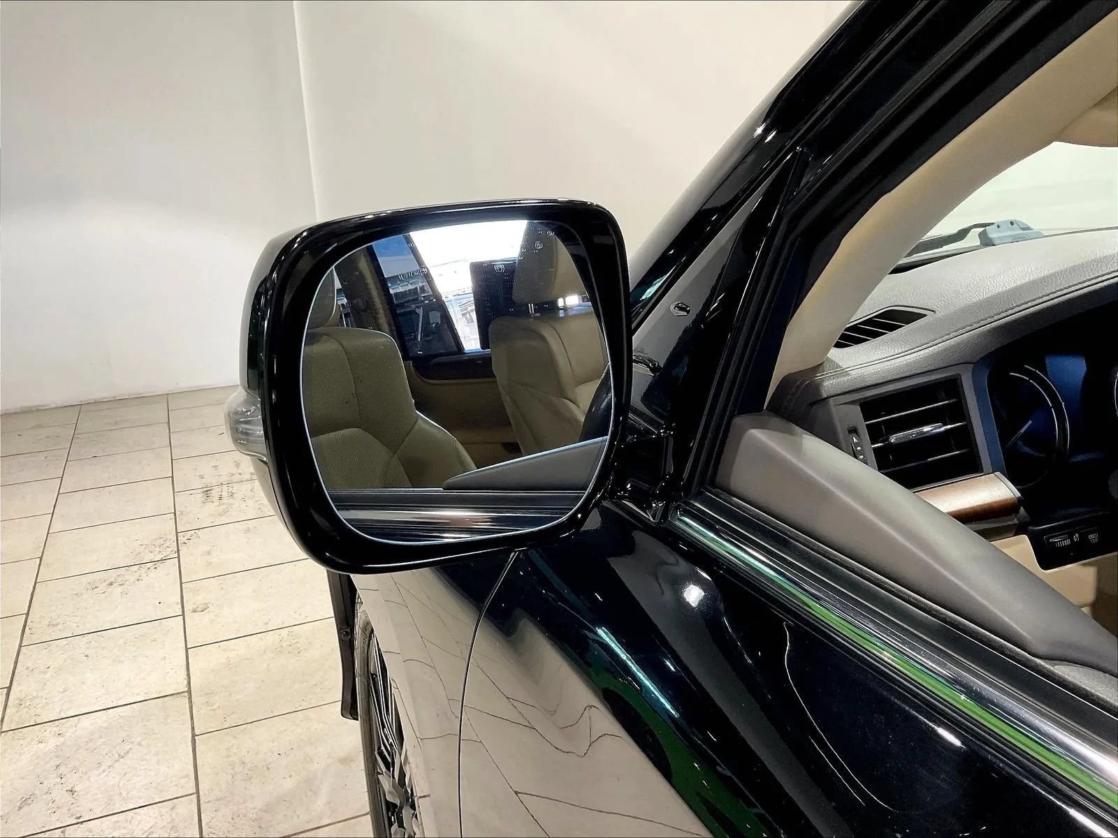 Used 2017 Lexus LX 570 4WD w/ Luxury Package image 37