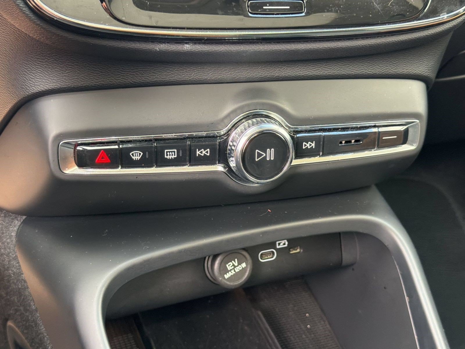 Certified 2023 Volvo XC40 B4 Plus w/ Protection Package Premier FWD image 17