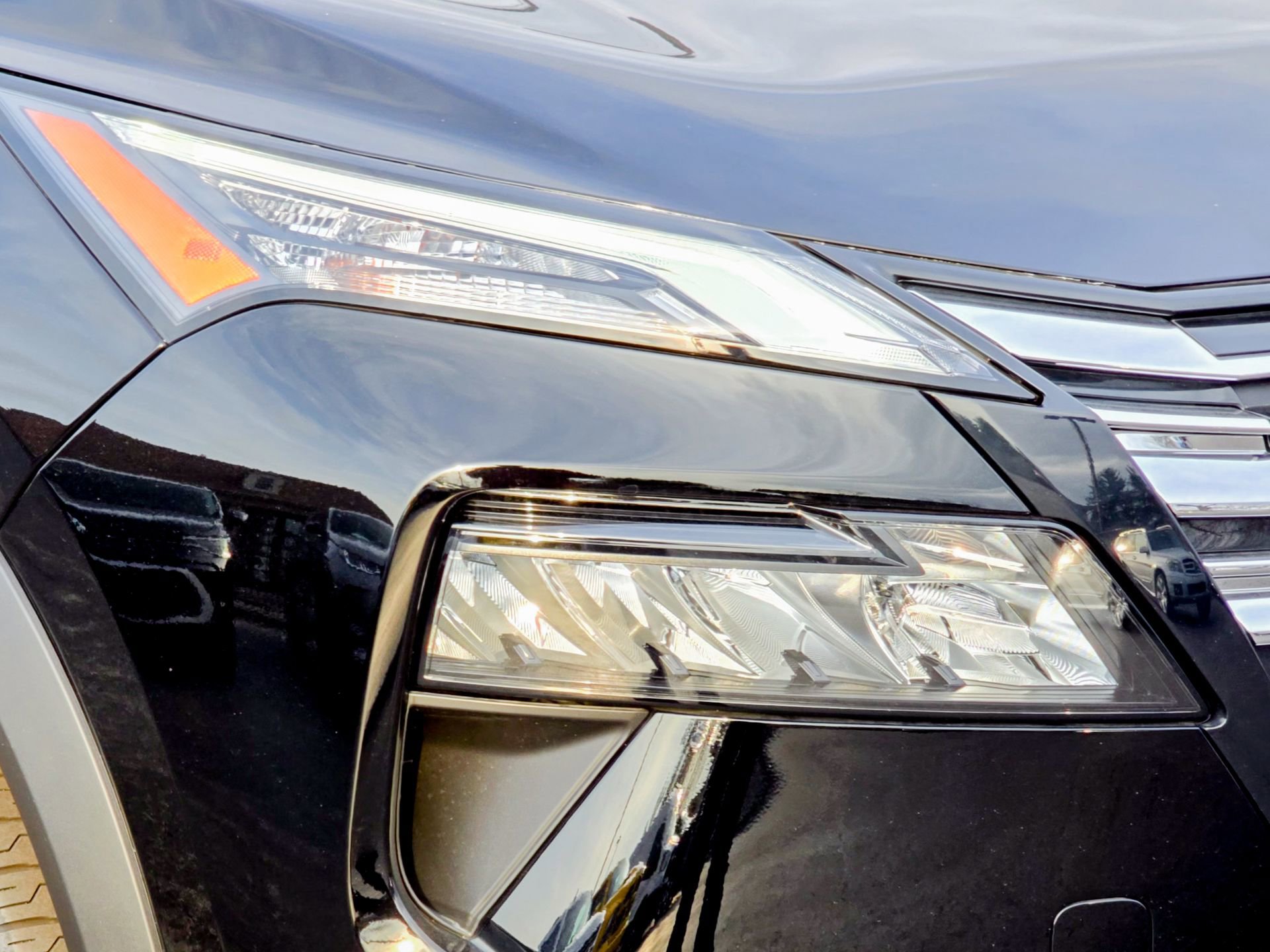 Used 2025 Nissan Rogue SV image 4