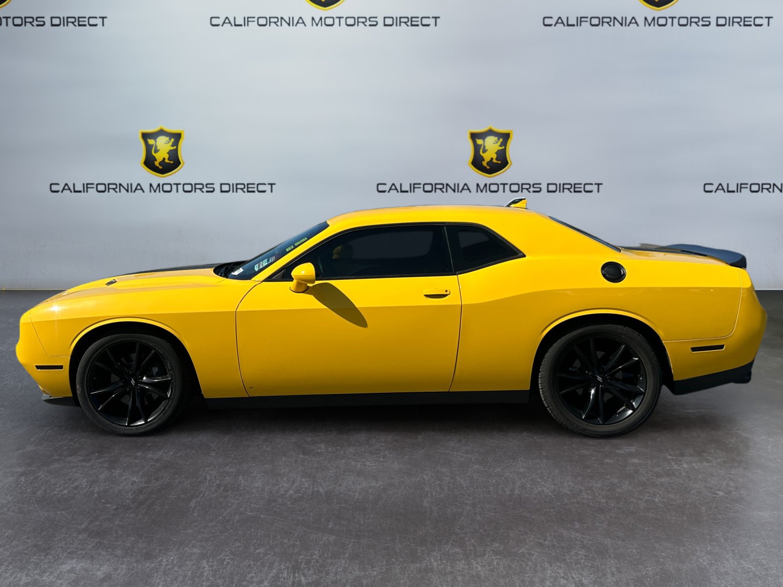 Used 2018 Dodge Challenger SXT w/ Blacktop Package RWD image 2