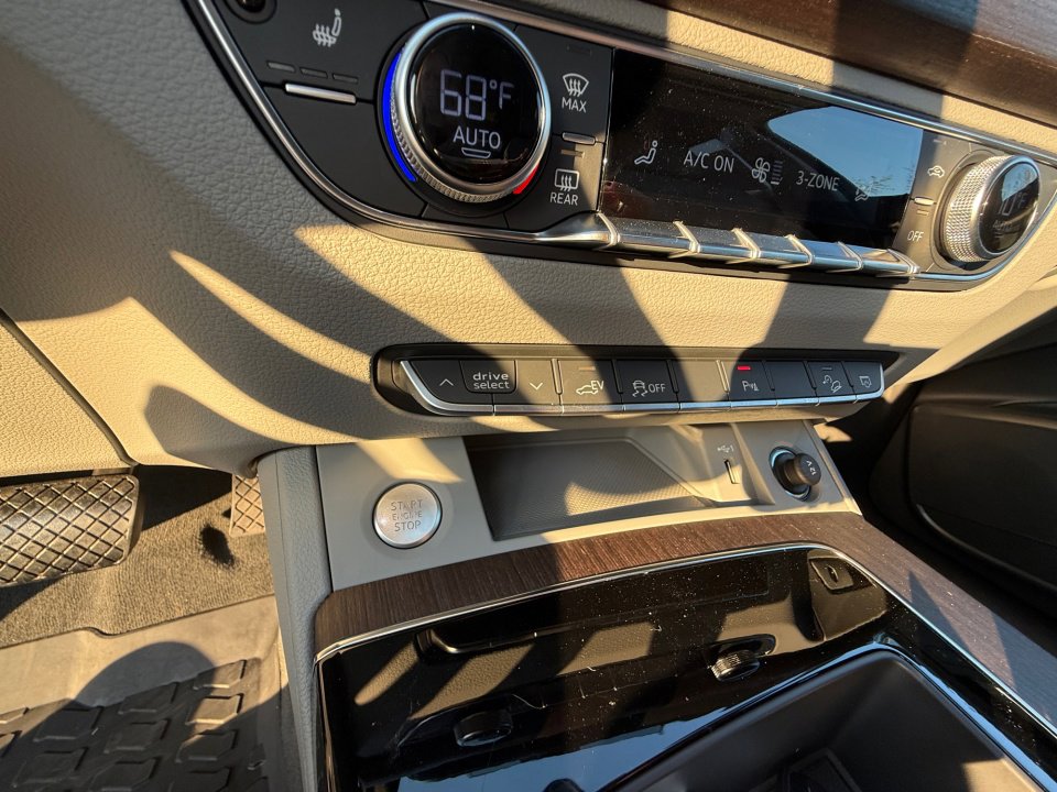 Used 2024 Audi Q5 e Premium w/ Convenience Package image 20