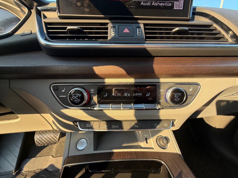 Used 2024 Audi Q5 e Premium w/ Convenience Package image 18