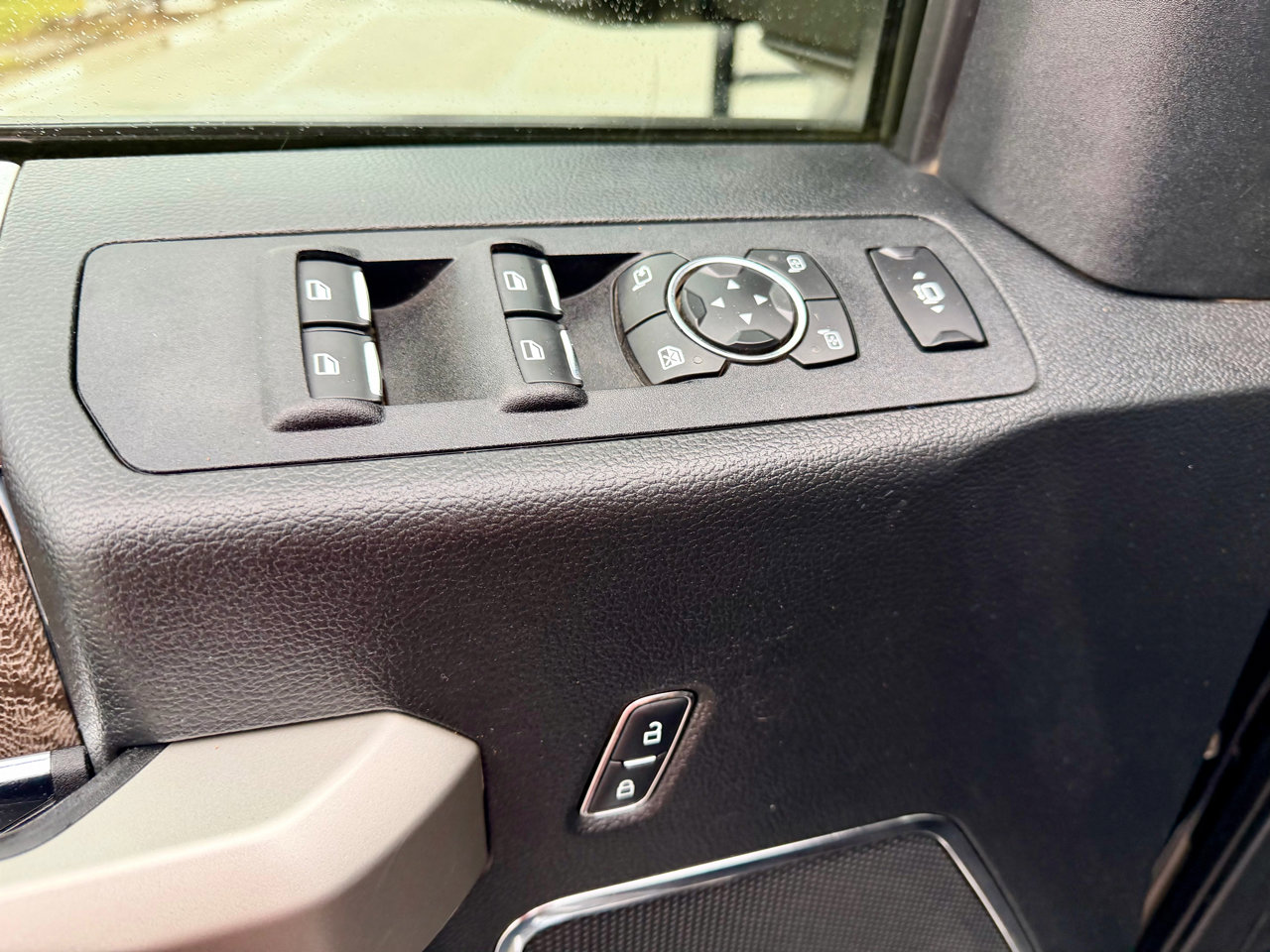 Used 2019 Ford F350 Lariat image 18