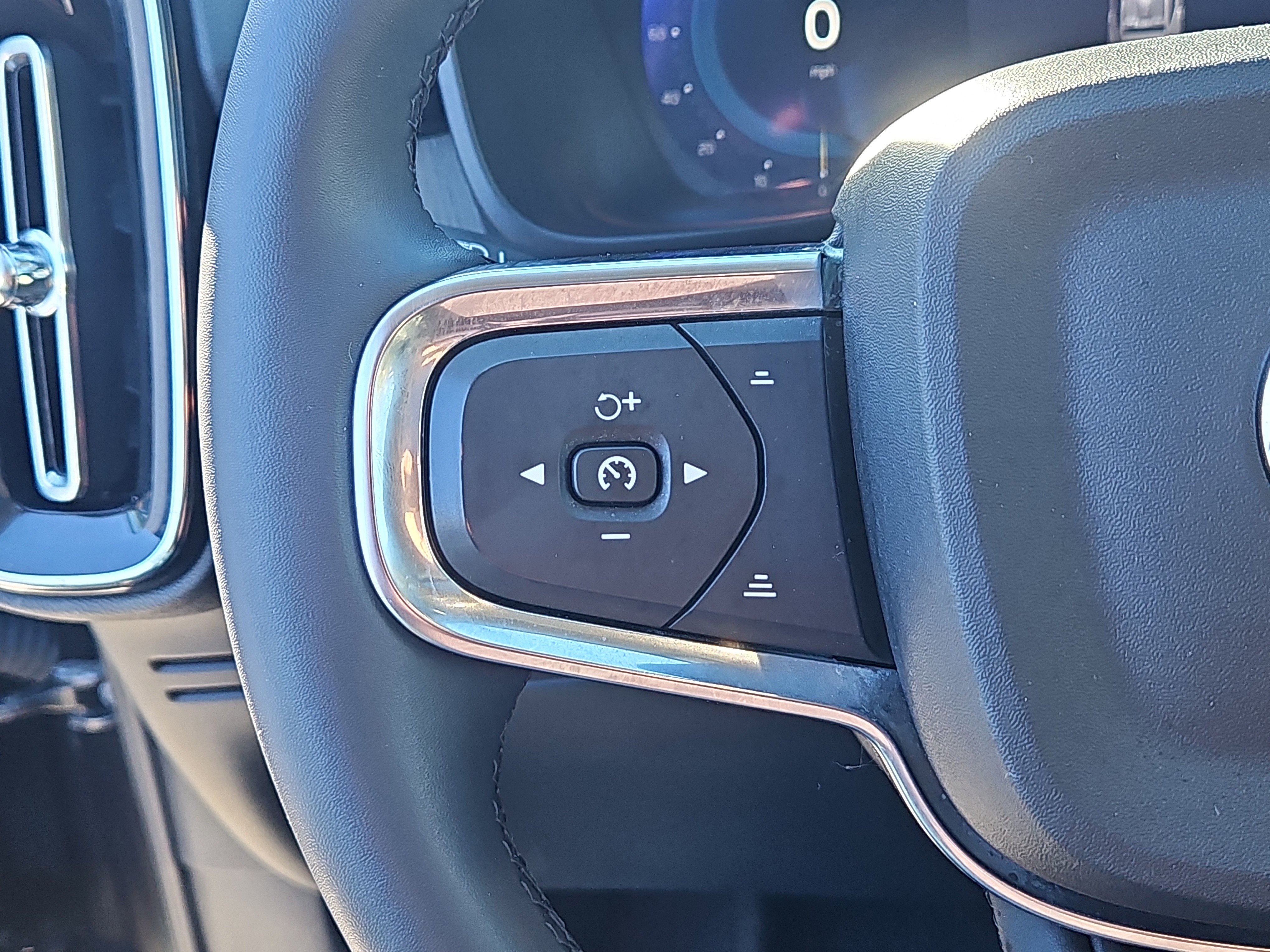 Used 2025 Volvo XC40 B5 Plus w/ Protection Package Premier image 21