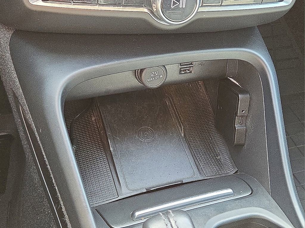 Used 2021 Volvo XC40 T5 Momentum w/ Advanced Package image 29