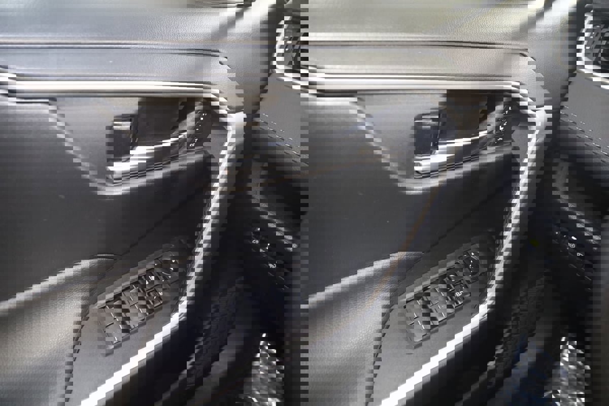 Used 2019 Toyota RAV4 XLE Premium image 29