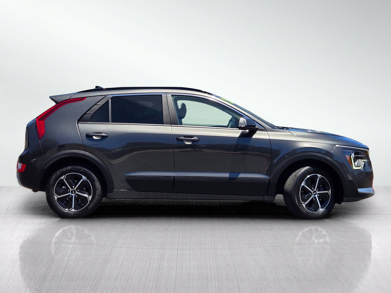 Used 2025 Kia Niro EX FWD image 3