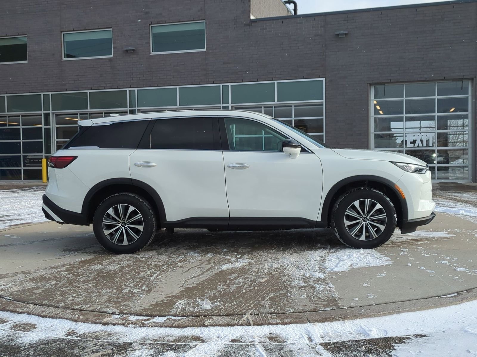 Used 2023 INFINITI QX60 Pure image 8