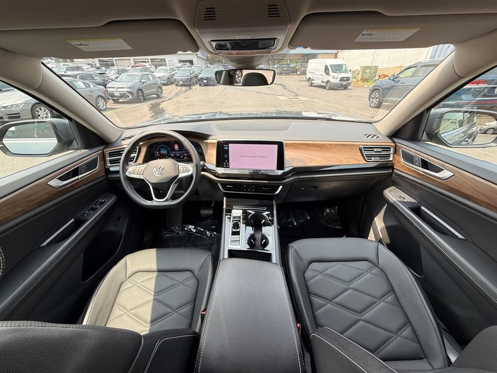Used 2025 Volkswagen Atlas SE FWD image 21