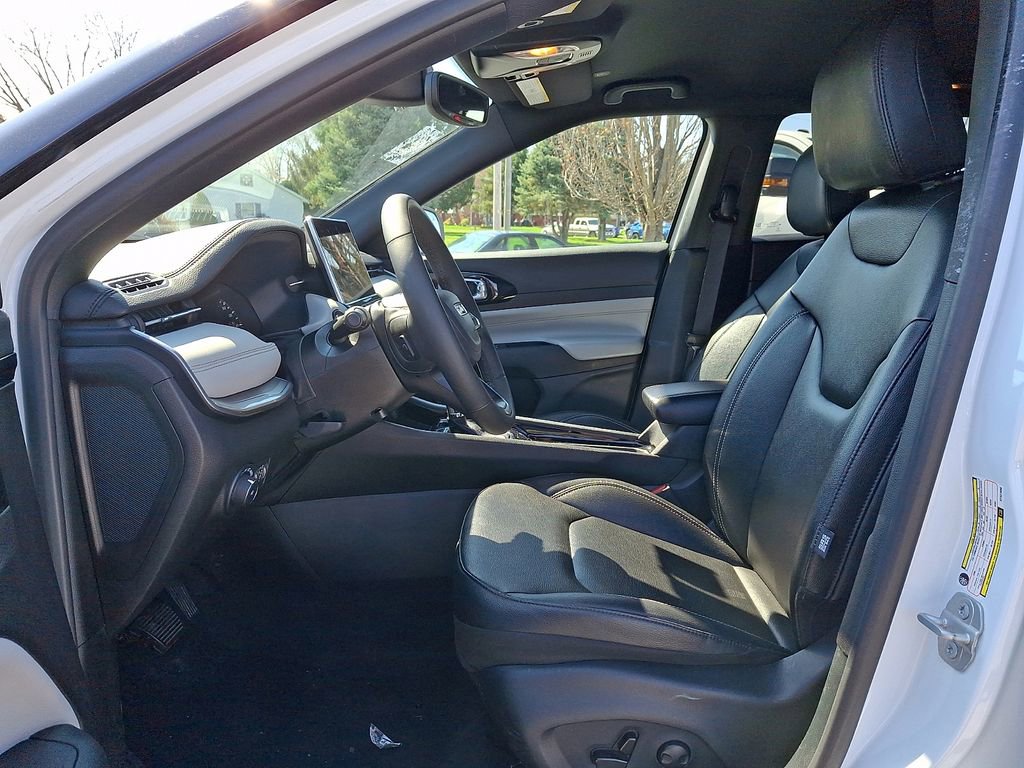 Used 2025 Jeep Compass Limited image 12