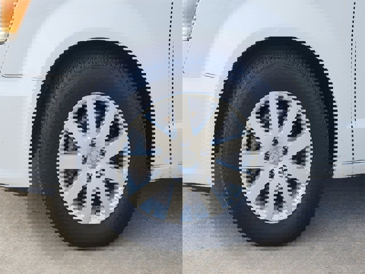 Used 2011 Chrysler Town & Country Touring-L image 11