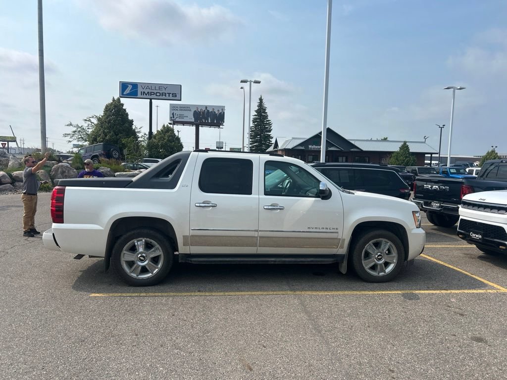 Used 2010 Chevrolet Avalanche LTZ AWD/4WD image 8