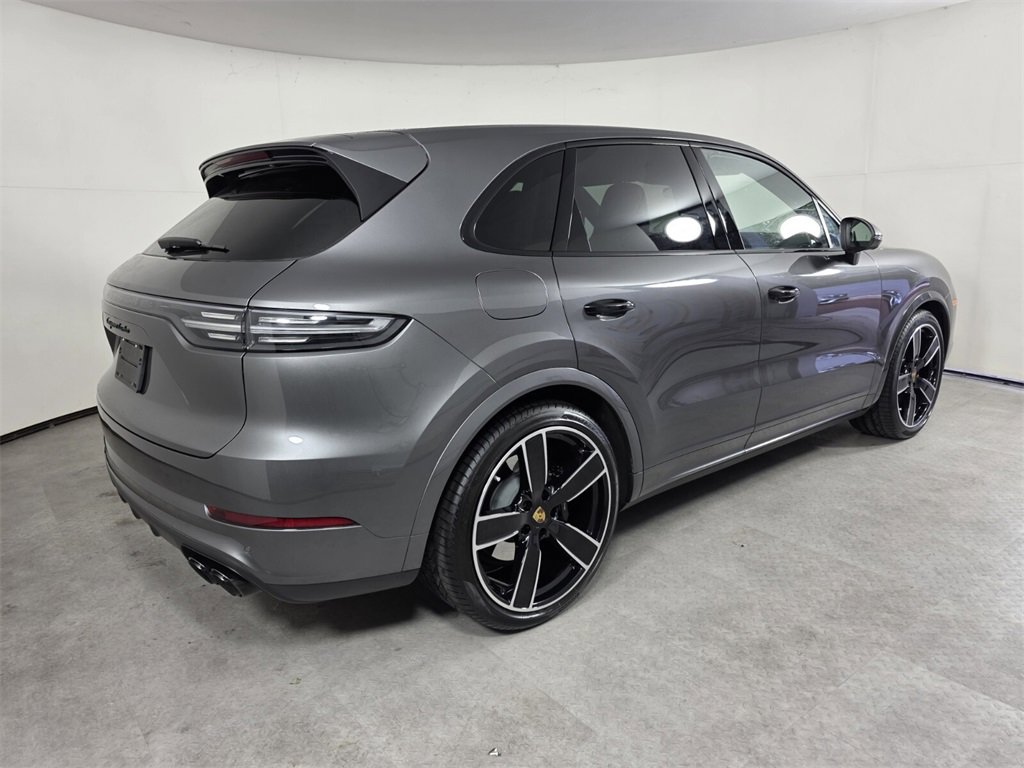 Used 2023 Porsche Cayenne Turbo image 4