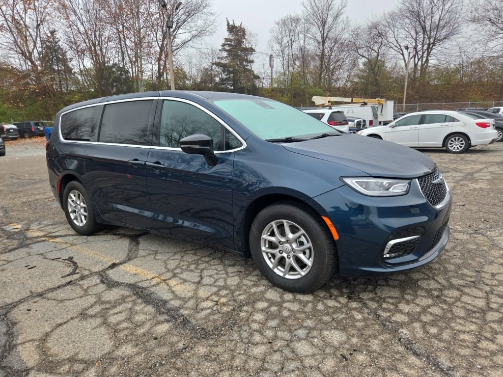 Used 2025 Chrysler Pacifica Select