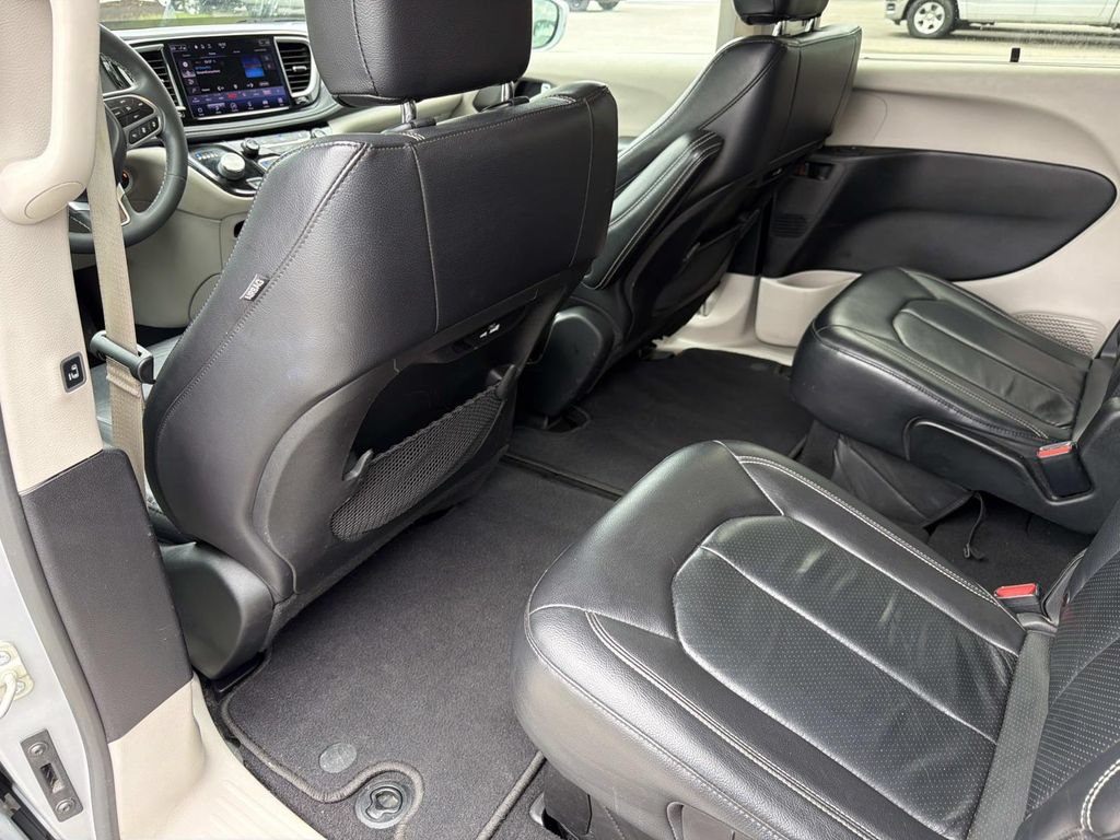 Used 2022 Chrysler Pacifica Touring-L FWD image 17