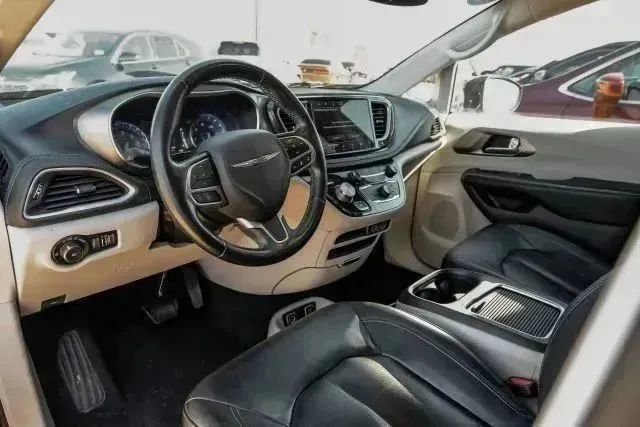 Used 2021 Chrysler Pacifica Touring-L FWD image 3