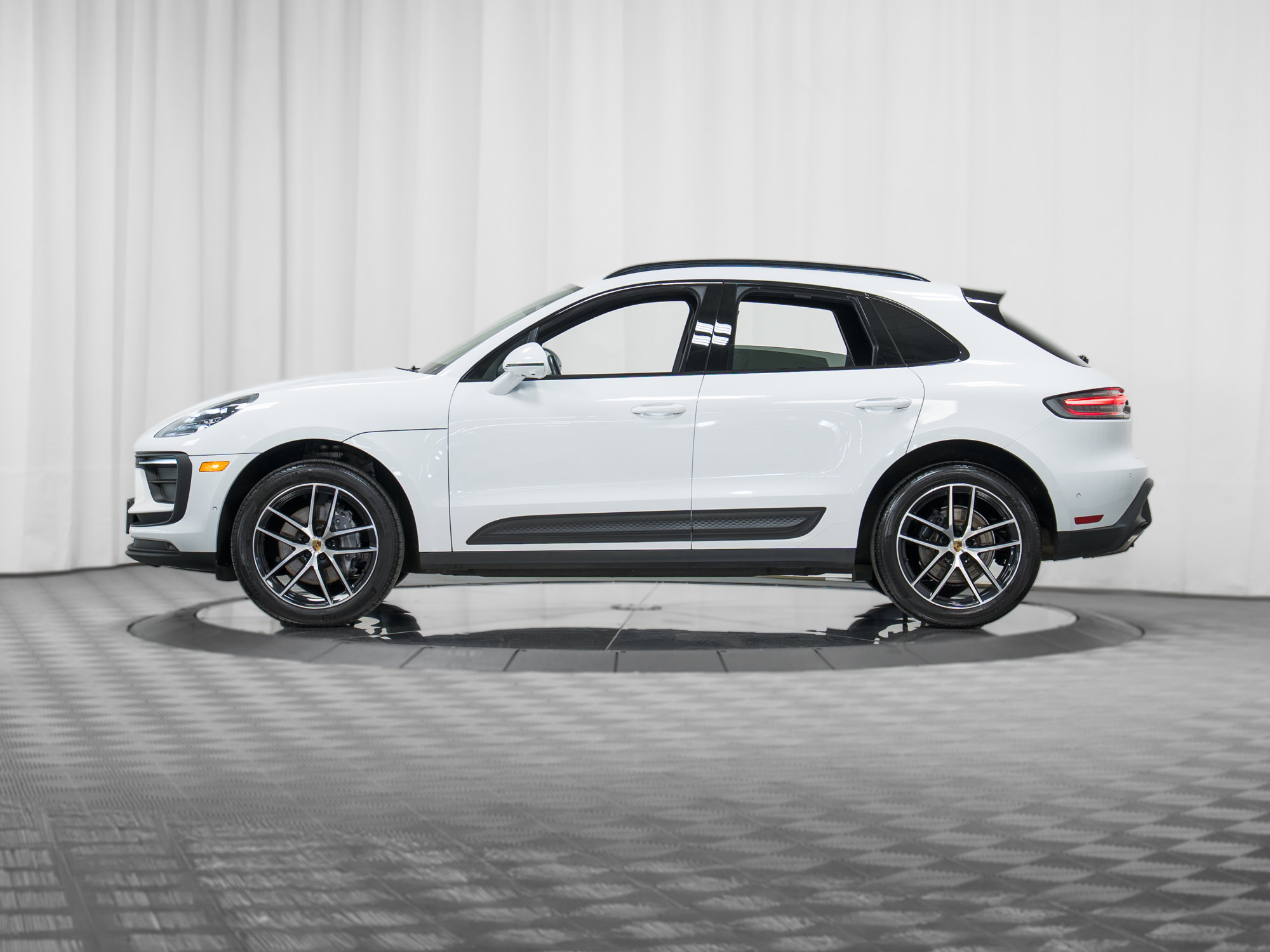 Certified 2023 Porsche Macan image 30