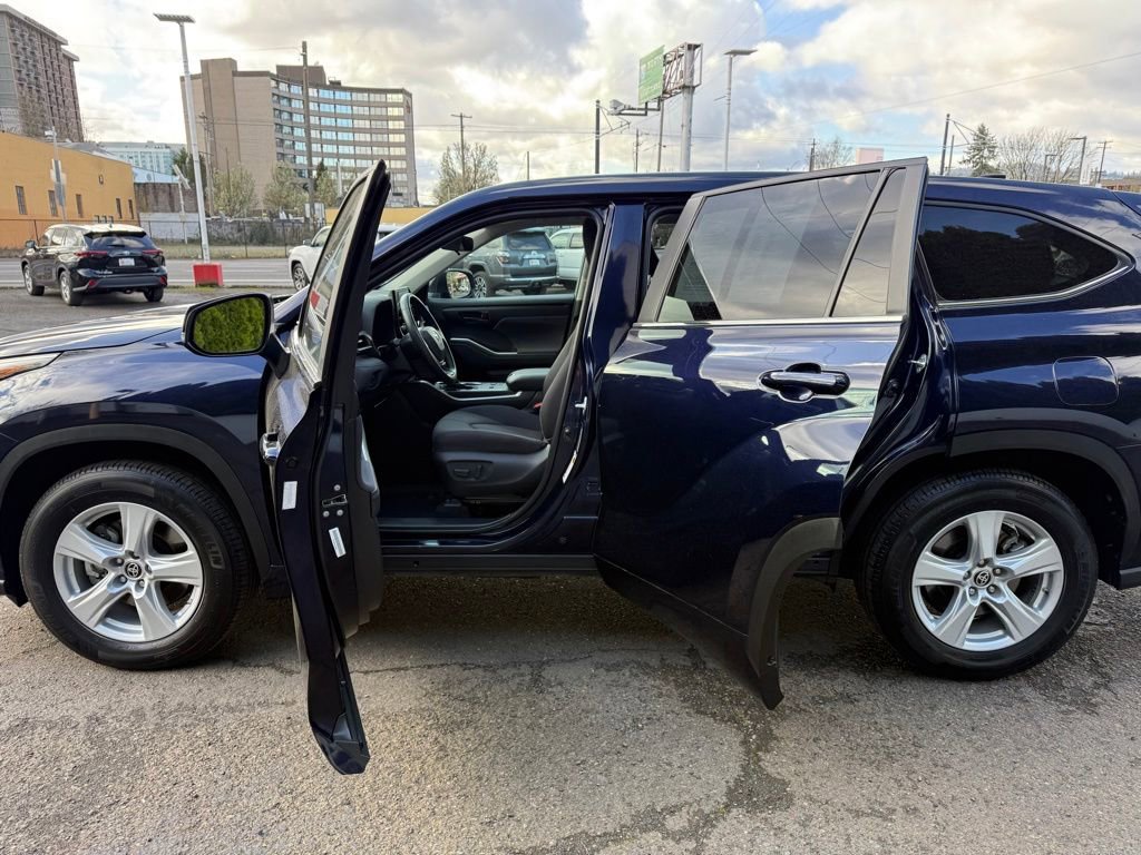 Certified 2025 Toyota Highlander LE image 18
