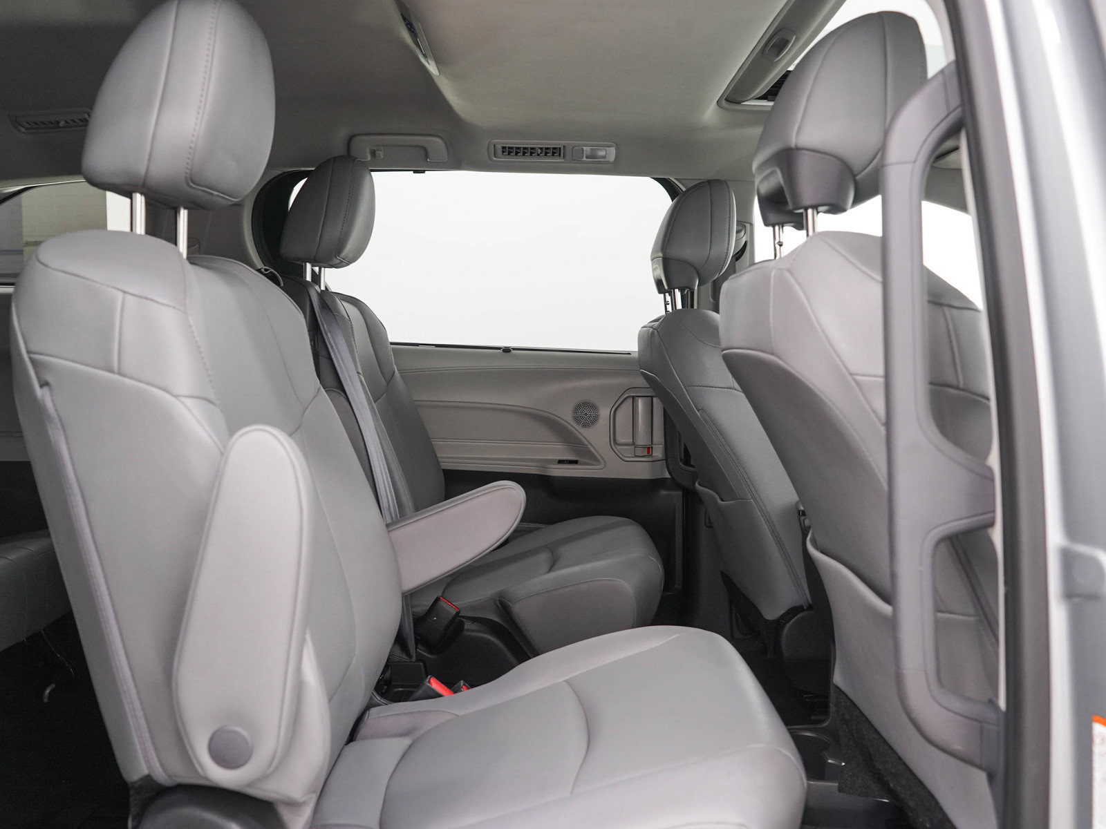 Used 2024 Toyota Sienna XLE FWD image 14