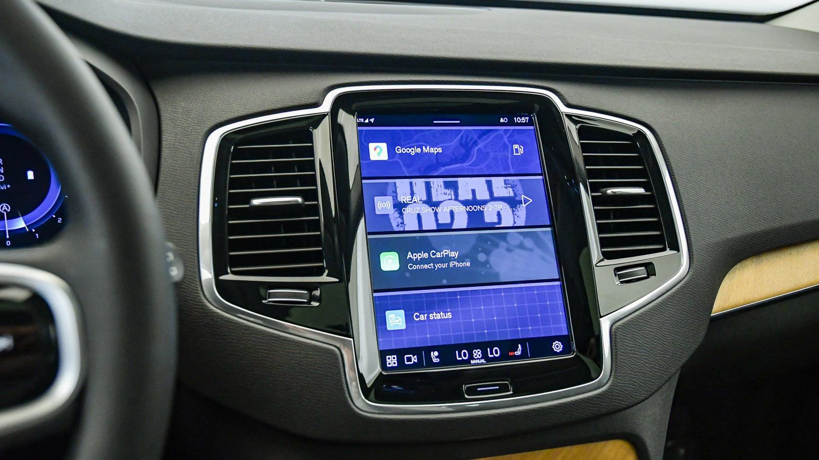 Certified 2025 Volvo XC90 B6 Ultra image 25