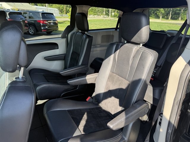 Used 2017 Dodge Grand Caravan SE image 36