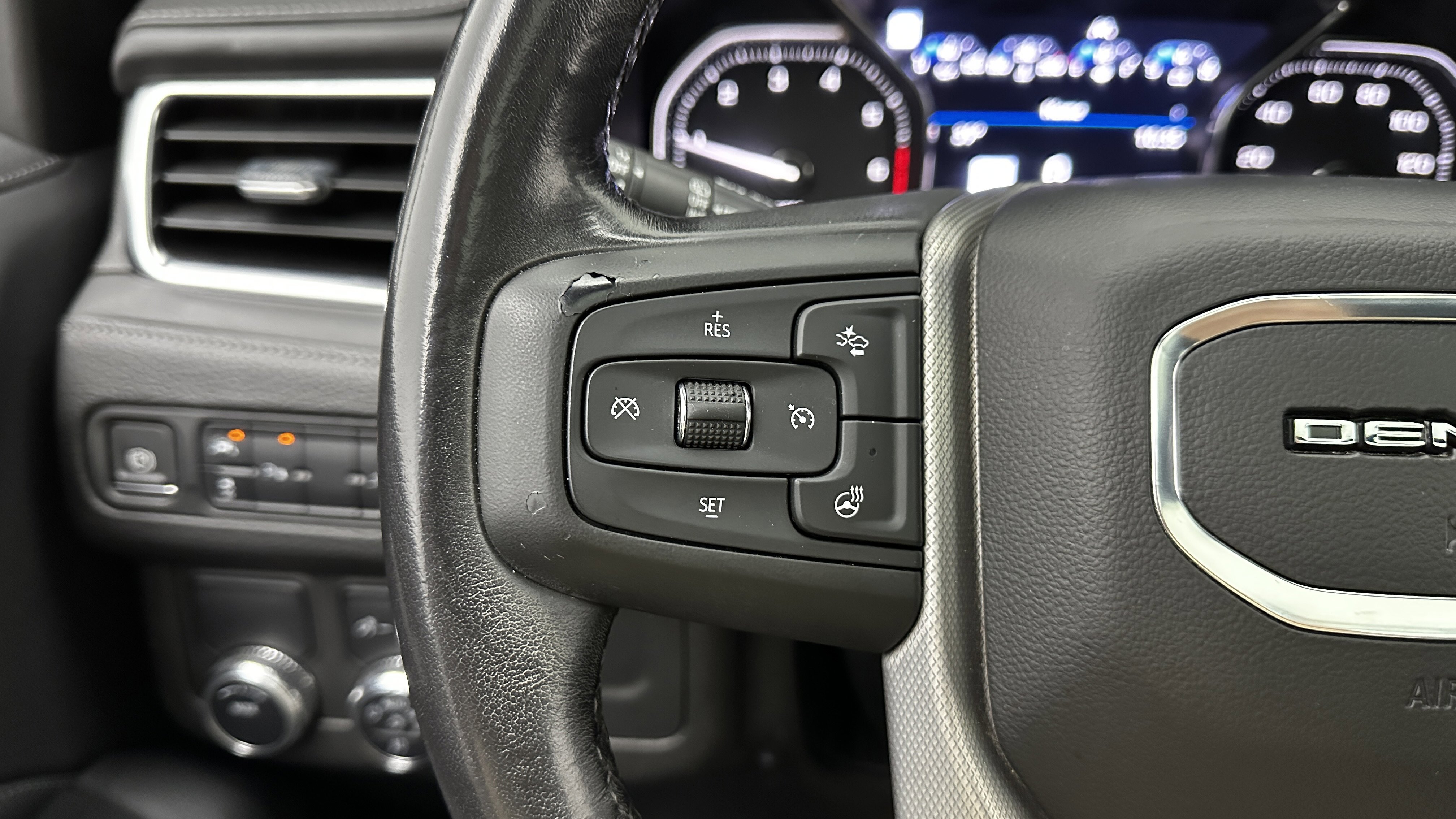 Used 2021 GMC Yukon Denali w/ Denali Premium Package image 19