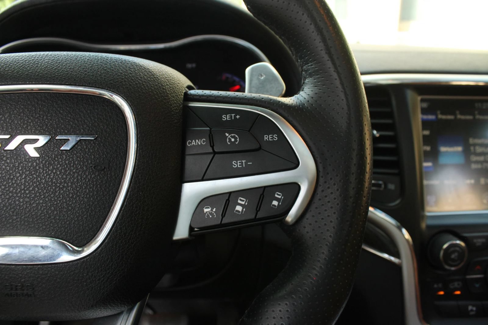 Used 2015 Jeep Grand Cherokee SRT w/ Luxury Group II AWD/4WD image 33