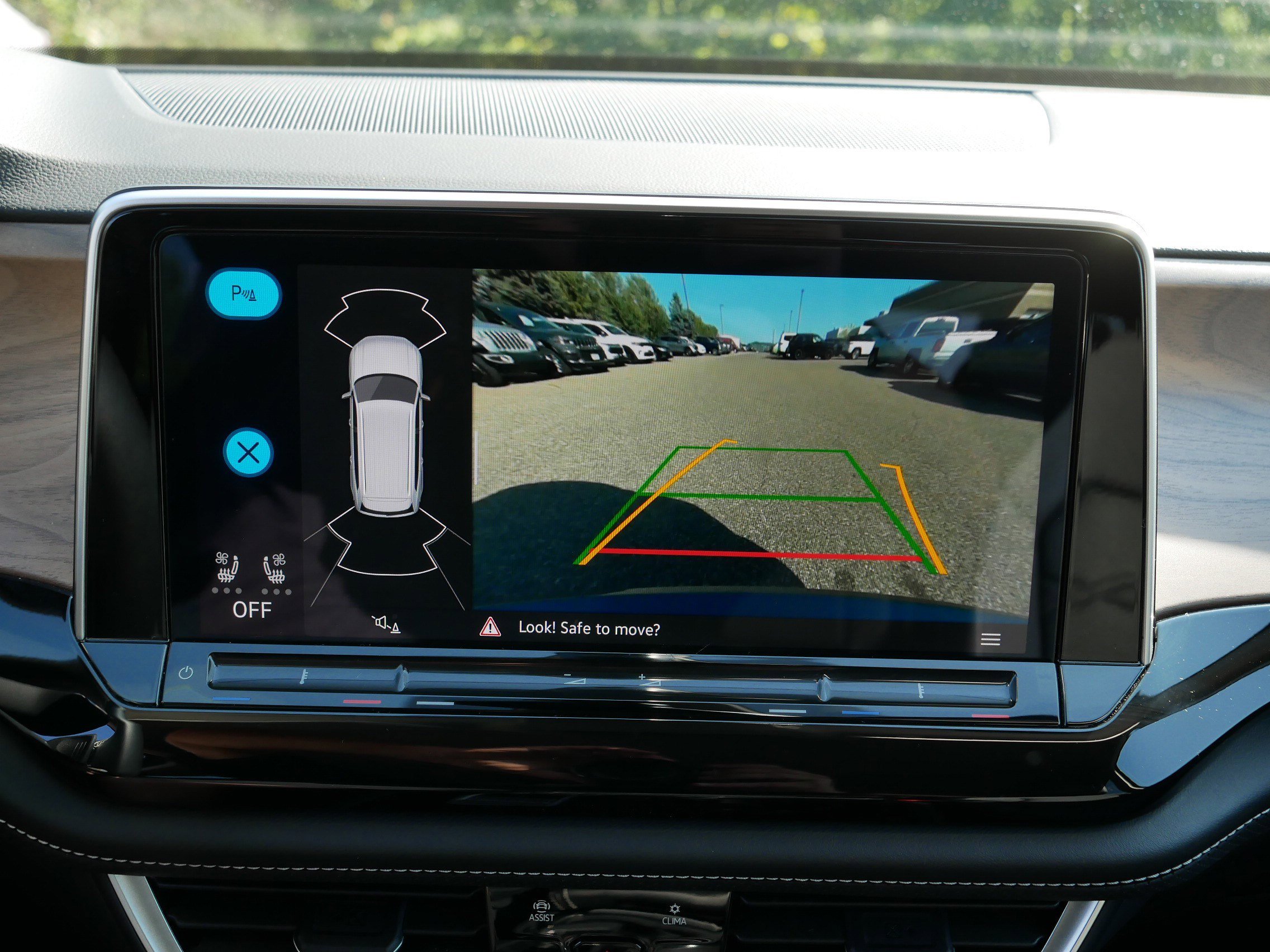 Used 2025 Volkswagen Atlas SE image 27