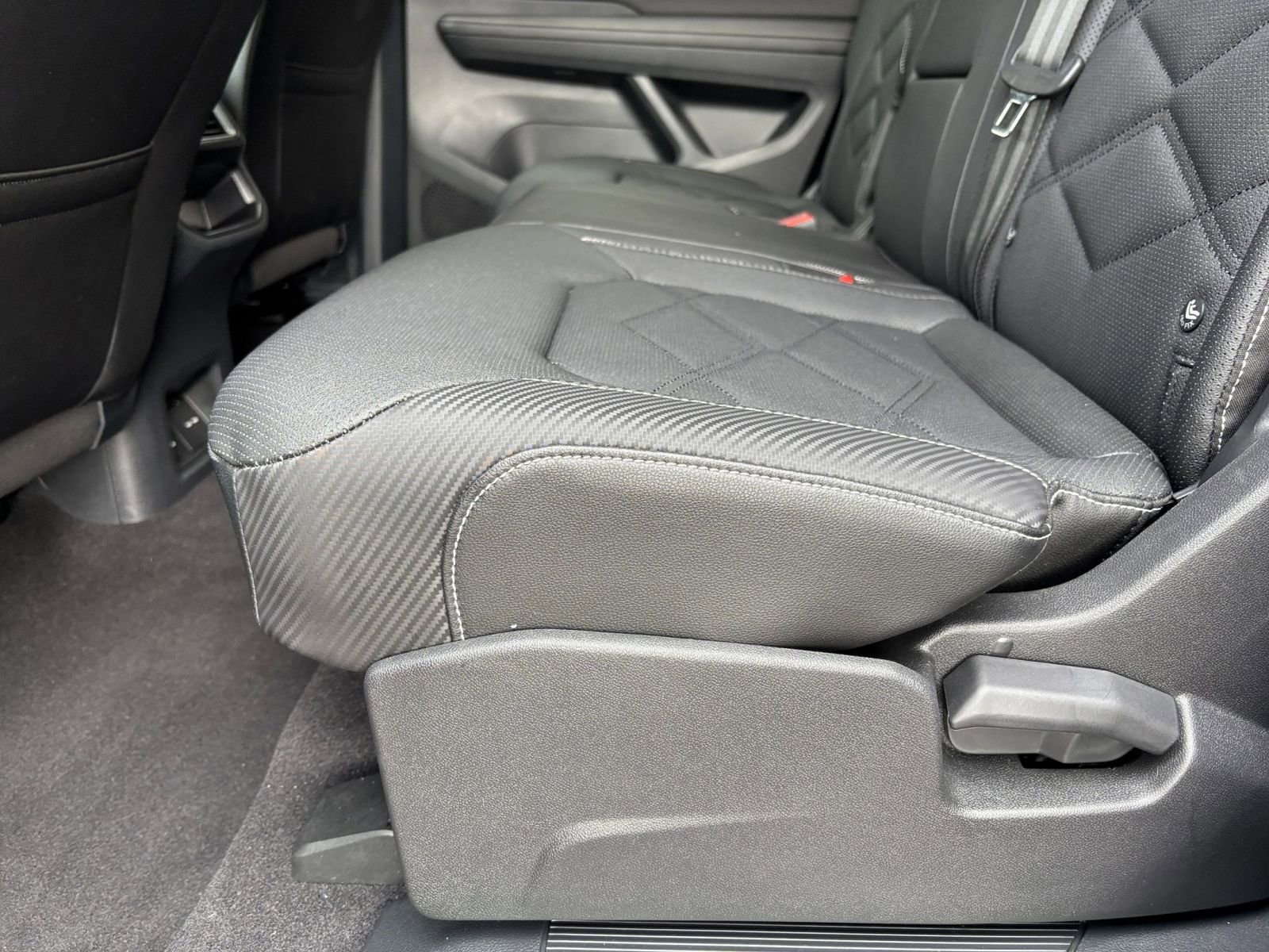 Used 2025 Volkswagen Atlas Cross Sport SE FWD image 28